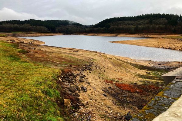 Niveau d'eau trop bas dans la retenue du Mazeaud, une des réserves d'eau qui alimente l'agglomération de Limoges - 24/02/23 -