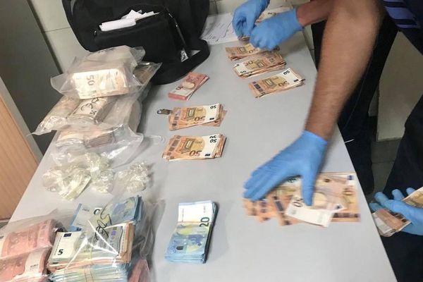 Les policiers ont saisi plus de 200.000 euros lors de ce contrôle.