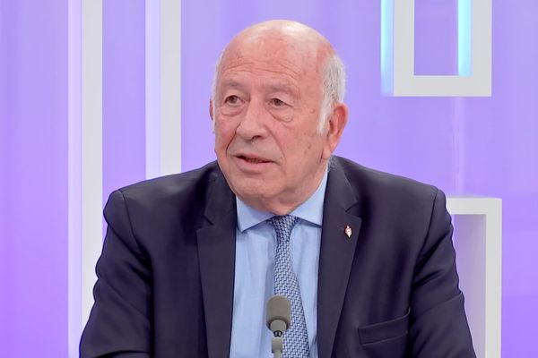 Le maire LR de Menton appelle Eric Ciotti, le président de son parti, à voter la loi asile et immigration