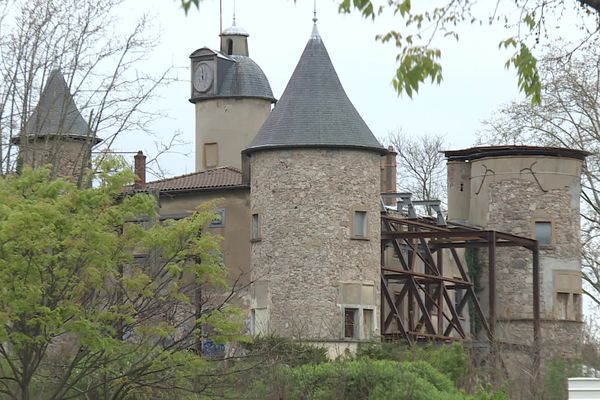 Le château de La Motte est situé en pleine ville, à la croisée des routes vers l'Italie et la vallée du Rhône.