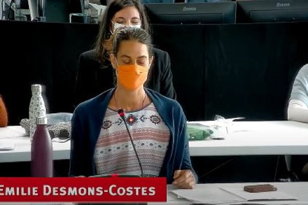 Emilie Desmons-Costes a proposé aux élus de fermer les yeux pour "un temps de centrage" avant les débats du conseil municipal.