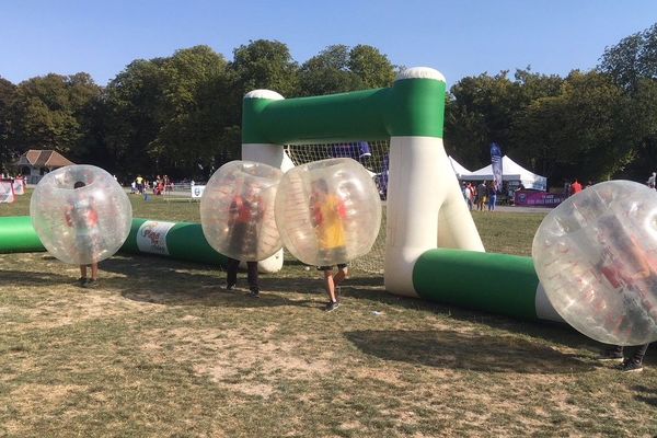 Derniers moments d'été au bubble-foot, au parc de Champagne 