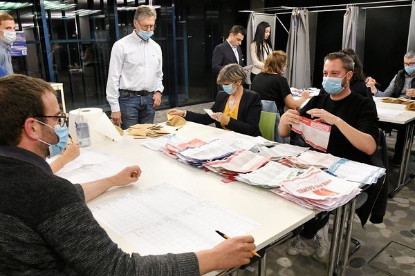 Dépouillement au premier tour des élections municipales en mars 2020 à Montpellier.