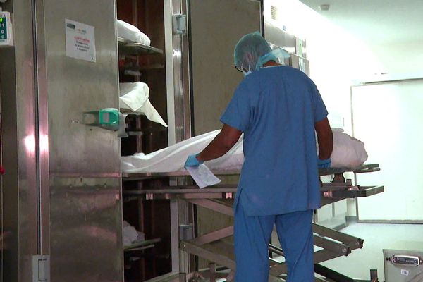 A l'hôpital Pierre Zobda-Quitman, le CHU de Martinique basé à Fort-de-France, la morgue ne suffit plus à accueillir tous les défunts.