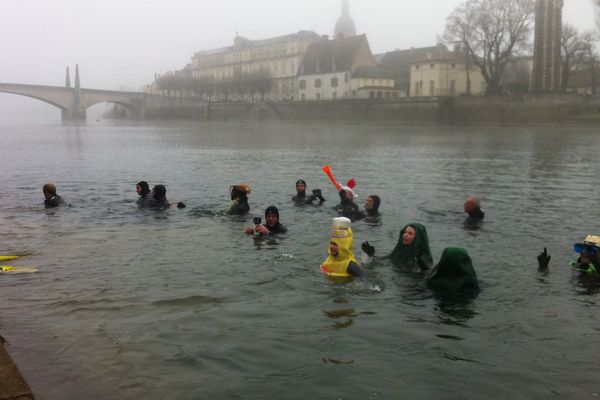 Les plongeurs du club Asprenault ont néanmoins pris leur bain de la nouvelle année, devant les marches du quai des Messageries à Chalon-sur-Saône