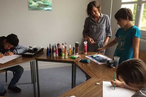 L'atelier d'art-thérapie permet aux adolescents de se libérer de leurs émotions