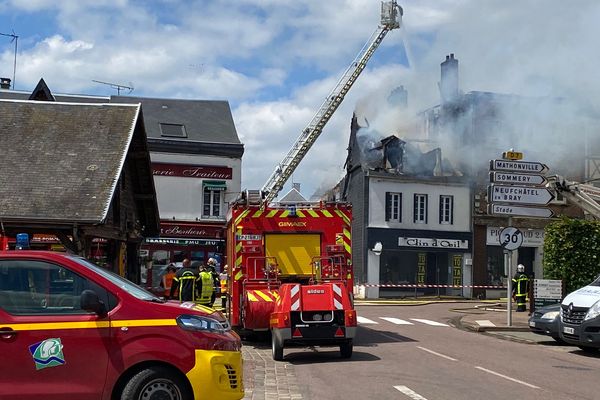 Un impressionnant incendie de maisons a eu lieu à Buchy, vendredi 7 juin 2024.