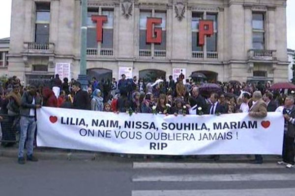 En tête de cortège, une banderole rappelle les cinq prénoms des disparues, parmi lesquels quatre membres d'une même famille, une mère et ses trois enfants âgés de 12 à 21 ans.