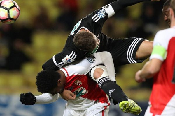 Le défenseur brésilien de Monaco Jemerson (gauche) contre l'Ajaccien Joris Sainati (droite) pour les 16e de finale de la Coupe de France, 