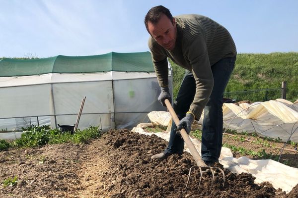 Christophe Hay profite du confinement pour s'occuper de son jardin près de ses restaurants à Montlivault. 