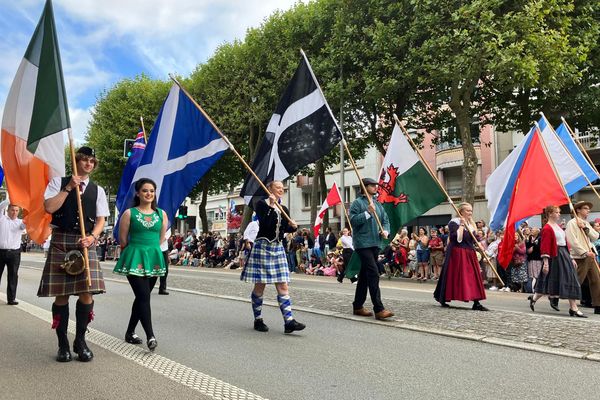 1500 jeunes danseurs et musiciens venus de toute la Bretagne et de nombreuses régions celtes ont participé à la Grande Parade des Nations Celtes.