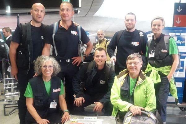 Photo prise à l'embarquement vers l'Indonésie, jeudi dernier. Nos 3 normands et un autre groupe de pompiers dans l'humanitaire