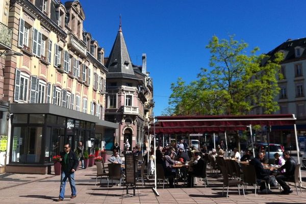 Dès le milieu de matinée, les terrasses ont fait le plein à Belfort 