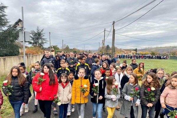 Près de 1.000 personnes participent ce samedi matin à la marche silencieuse en hommage aux victimes de l'accident