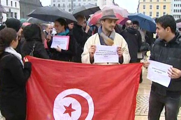 A Clermont-Ferrand, quelques dizaines de personnes se sont mobilisées Place de Jaude pour soutenir la Tunisie.