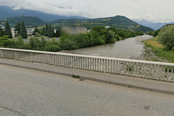 La victime, âgée de 12 ans, est tombée du pont du Mirantin, situé à Albertville (Savoie), ce lundi 25 septembre.