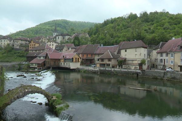 La Loue à Lods, victime de pollution fin avril 2022.