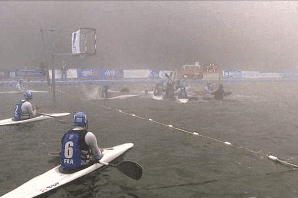 Ce matin, brouillard à Thury-Harcourt pour la première journée de ces championnats du monde de Kayak-Polo. 