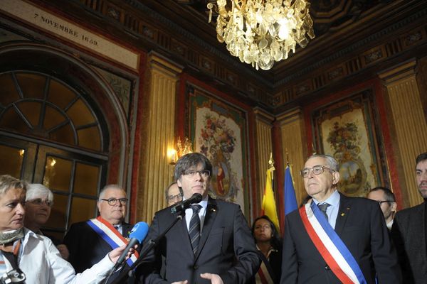 Carles Puigdemont aux cotés du maire à Perpignan, le 29.02.20: date du meeting géant du leader indépendantiste. 100.000 sympathisants étaient venus écouter l'ex-président de la Generalitat, deux ans après le début de son exil.