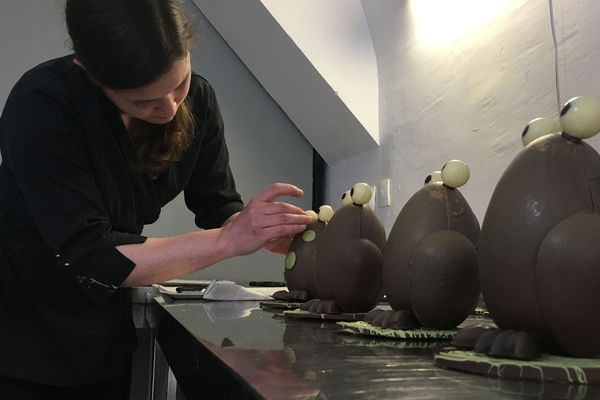 Cécile Ferrandi fabrique des chocolats classiques mais aussi plusieurs gammes destinées aux personnes vegans, diabétiques ou allergiques.