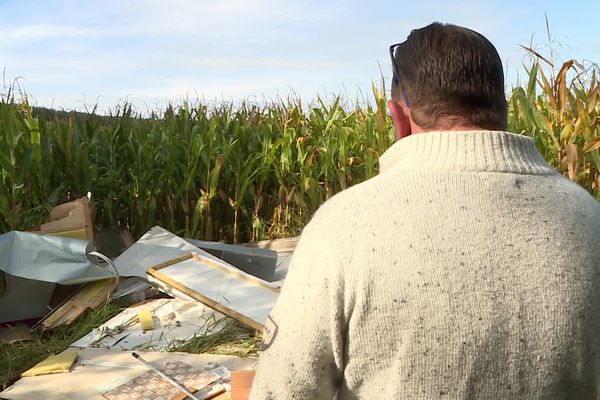 Devant les restes éparpillés de sa caravane, Freddo ne peut que constater l'ampleur des dégâts