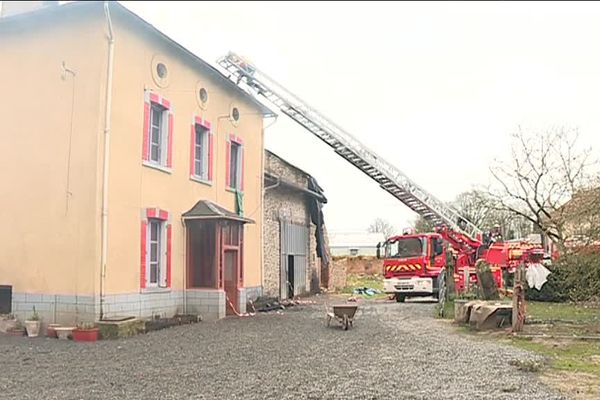 Moins de deux ans après avoir vu une partie de leur ferme partir en fumée, la famille Hatte a de nouveau été victime d'un incendie à Saint-Maurice-les-Brousses.