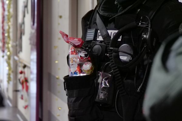 Un policier équipé pour lutter contre le crime... et pour distribuer des chocolats.