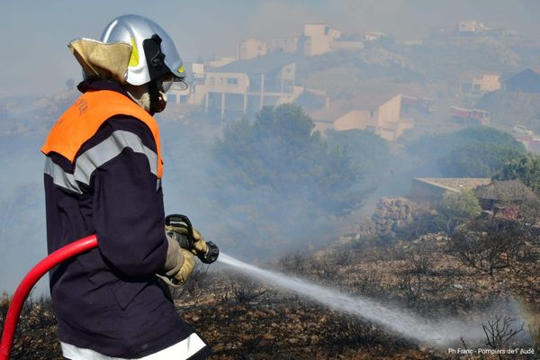 L'incendie est arrivé jusqu'au coeur de ce quartier résidenciel de Narbonne.