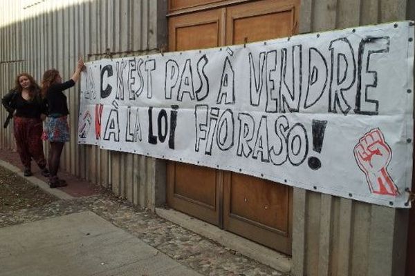 Banderoles, tables et cadenas ont été installés à Montpellier 3 pour barrer l'accès aux salles de cours