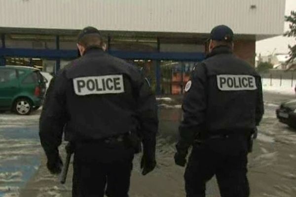 Policiers patrouillant dans les quartiers d'Amiens nord