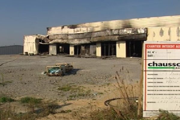 Le bâtiment du futur bowling de Saint Junien après l'incendie ce matin