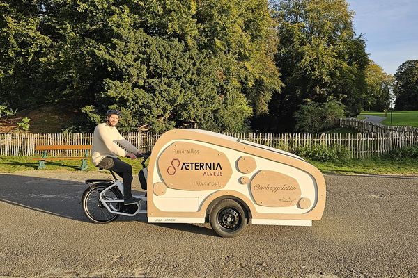 Fusion d'un corbillard et d'une bicyclette, la corbicyclette permet des funérailles plus écologiques en Belgique.