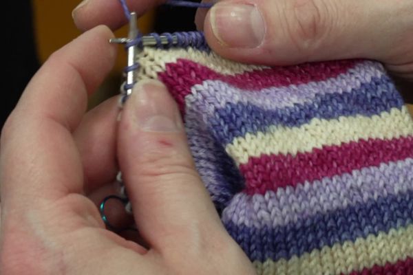 Le tricot fait un retour en force, y compris auprès des jeunes générations.