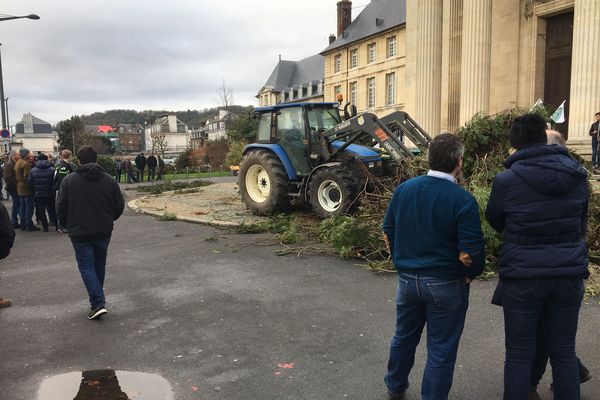 Les agriculteurs en colère devant la préfecture à Rouen 