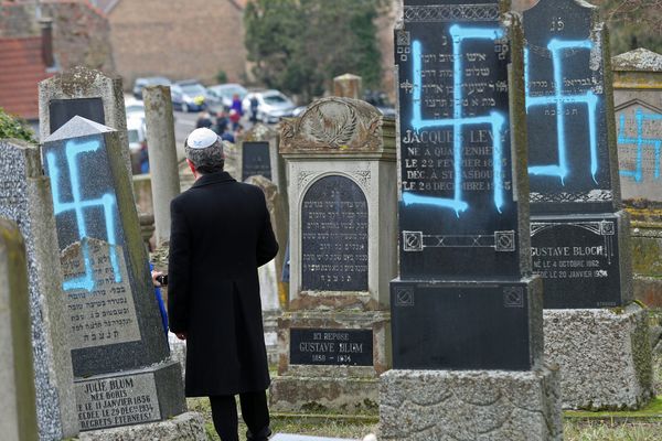 90 sépultures ont été profanées dans la nuit de lundi 18 à mardi 19 février dans le cimetière juif de Quatzenheim (Bas-Rhin).