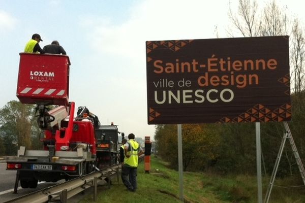 Un panneau a été affiché cet après-midi, en bordure de l'A72 (direction St-Etienne), à hauteur de Villars.