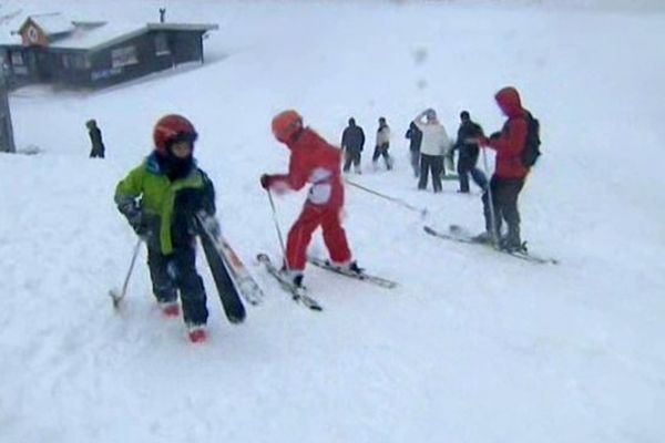 Les skieurs s'en donnent à coeur joie à la station de Super-Besse