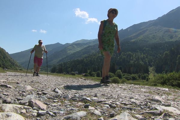 Randonneurs qui marchent dans le secteur de la station Hautacam dans les Hautes-Pyrénées.