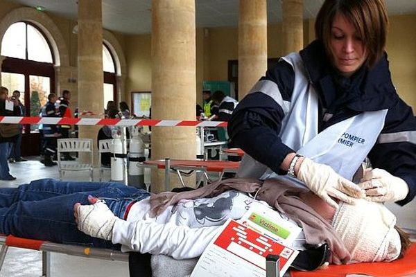 Les pompiers prennent en charge les (faux) blessés lors de l'exercice de sécurité sur le site Total du Merlerault (Orne), le 2 décembre 2013