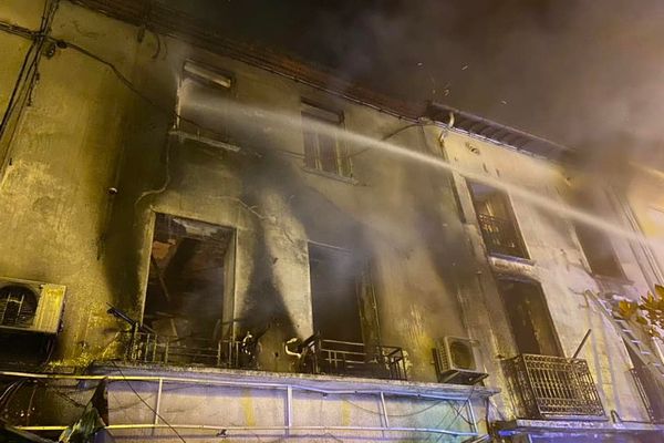 L'explosion a été suivie d'un incendie dans cet immeuble du centre-ville de Saint-Laurent-de-la-Salanque. Bilan 8 morts - 14 février 2022.