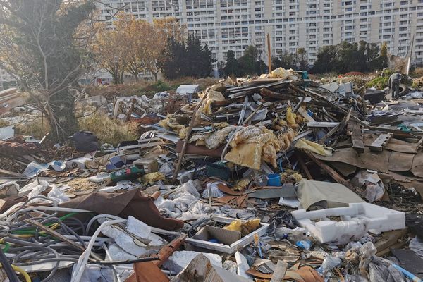 Cela fait plus d'un an que cette décharge remplie de matériaux du bâtiment empoisonnent la vie des habitants de la coité des Lauriers dans le 13e arrondissement de Marseille.