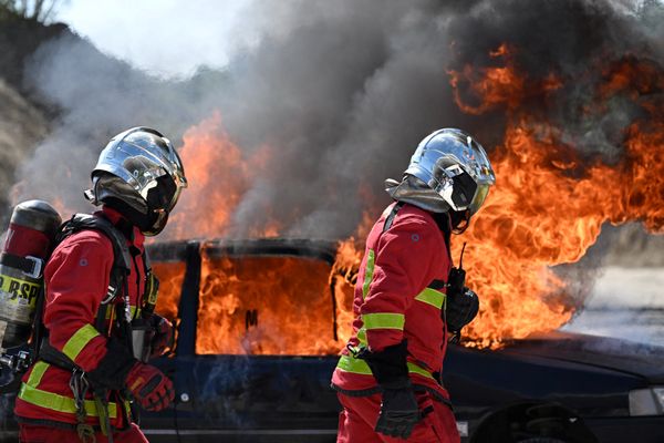 Des pompiers interviennent sur un incendie en Seine-Saint-Denis.