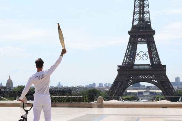 Le Français Matthias Dandois, champion du monde de BMX et porteur de la flamme olympique, faisant face à la tour Eiffel au Trocadéro, ce lundi 15 juillet.