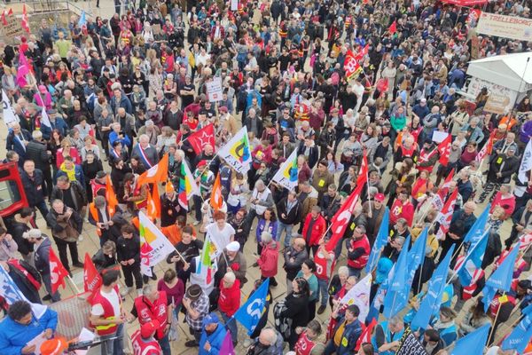 Depuis le 19 janvier, l'unité syndicale se rassemble afin de s'opposer à la réforme des retraites. (Photo prise à Clermont-Ferrand le 23 mars)