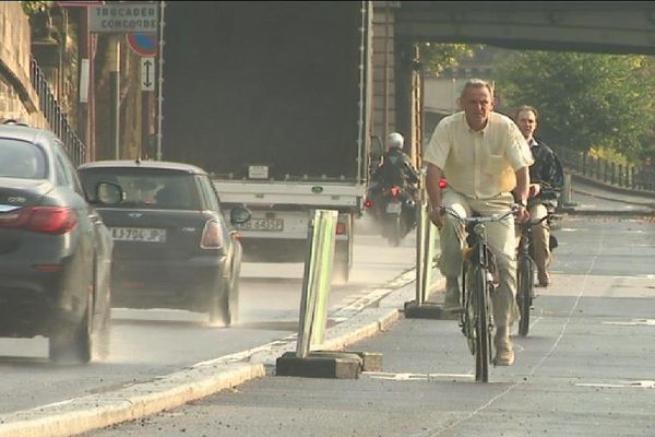 La nouvelle piste cyclable de la voie Georges-Pompidou permet la circulation des vélos dans les deux sens mais réduit celle des automobilistes.