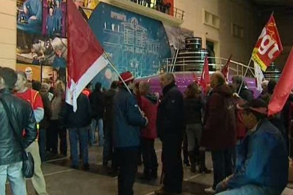 Environ 500 salariés de l'Energie d'Auvergne et du Limousin ont manifesté mardi matin contre une partie de la loi de transition énergétique. Ils n'ont pas hésité à se rendre à l'intérieur du barrage de Bort-les-Orgues pour se faire entendre.