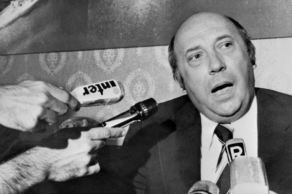 ARCHIVES- Jean Riolacci donne une conférence de presse le 30 août 1975, alors qu'il vient d'être nommé préfet de Corse.