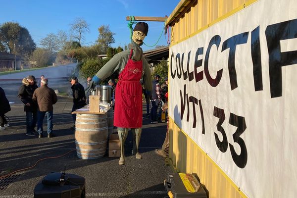 Une cinquantaine de viticulteurs bordelais manifestent ce 14 novembre devant le syndicat d'AOP Bordeaux Bordeaux Supérieur à Beychac-et-Caillau en Gironde.