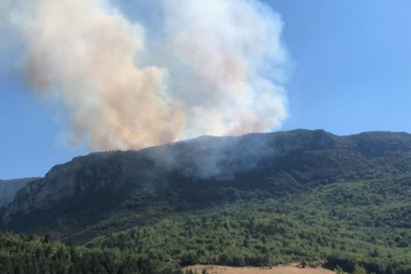 Le feu est sur la commune de Châteauneuf-Miravail, à l'ouest de Sisteron