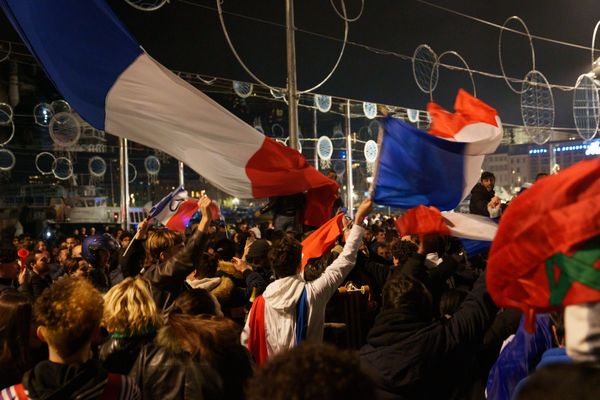 A Marseille, la fête a réuni supporters de la France et du Maroc dans une ambiance bonne enfant.